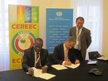 Mahama Kappiah, Executive Director of ECREEE, and Giovanni de Santi, JRC-IET Director, sign the MoU Mahama Kappiah, Executive Director of ECREEE and Giovanni de Santi, JRC-IET Director, sign the MoU